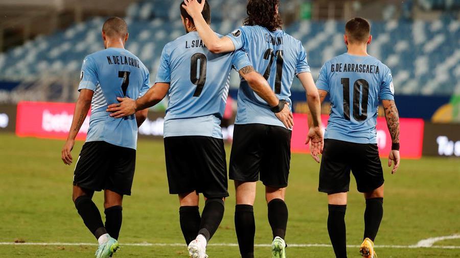 Cavani festeja junto a Suárez su primer gol de la copa. 