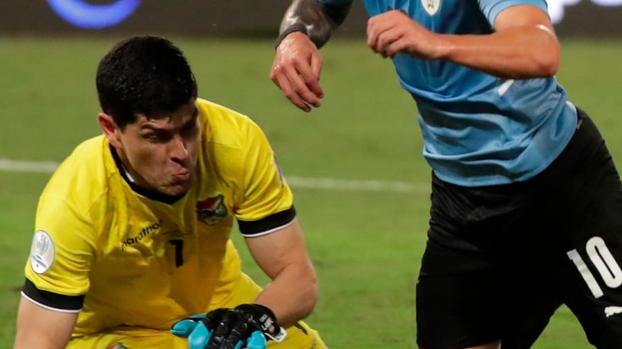 De Arrascaeta y Lampe el portero boliviano. 