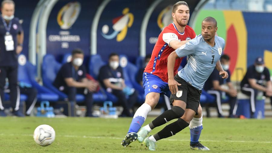 Sierralta y De La Cruz disputan un balón. 