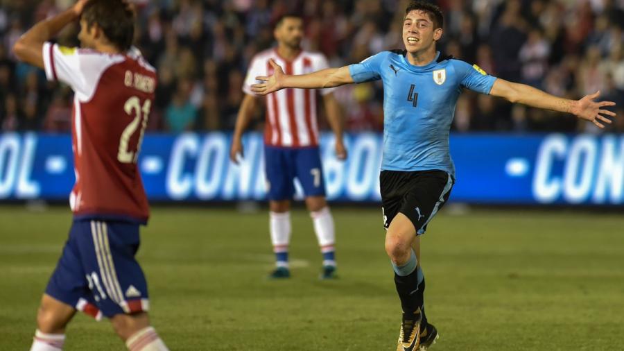 Federico Valverde festeja su gol en la primera victoria de Uruguay por Eliminatorias en Asunción en 2017.