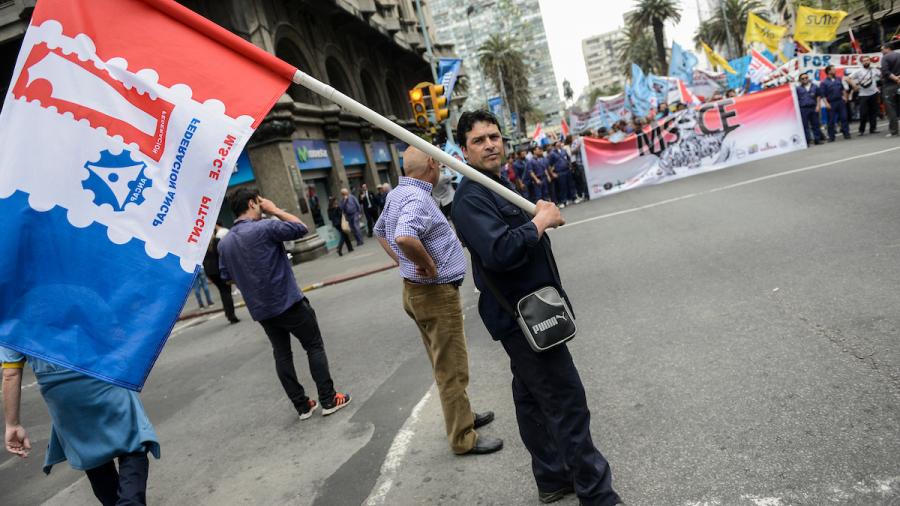 Trabajador de FANCAP en una movilización de MSCE