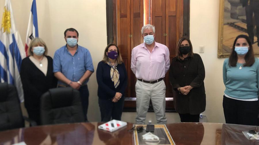 Mónica Bottero junto autoridades locales 