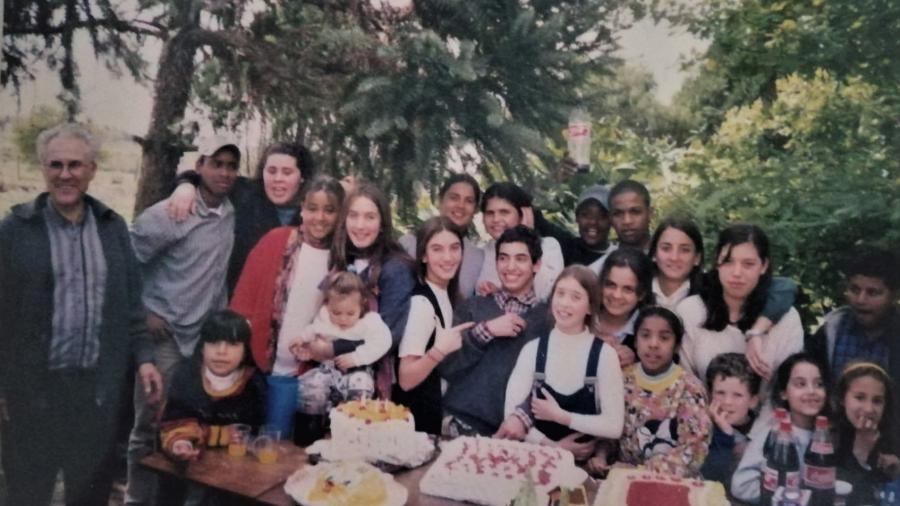 Pérez Aguirre con gurises de La HuellaHace ya más de 40 años se creó, producto de un largo peregrinar, el Servicio de Paz y Justicia (SERPAJ) que contó entre sus fundadores con el sacerdote jesuita Luis Pérez Aguirre (Perico), el también sacerdote Jorge Osorio, el pastor Ademar Olivera, la Dra. Josefina Pla, y Efraín Olivera, entre otros. Este 25 de enero se recuerda el fallecimiento de Perico, en un accidente de tránsito.