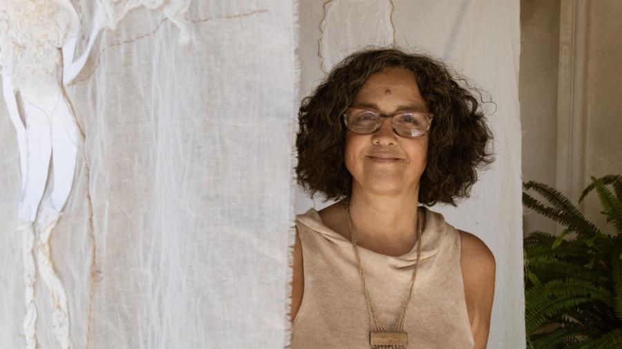 Rosana Greciet junto a una de sus obras textiles