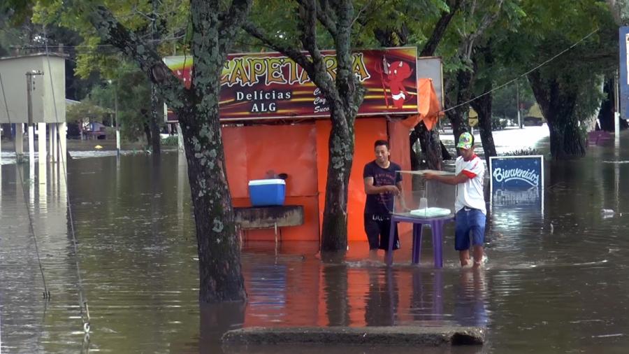 Pequeños comerciantes intentan salvar lo que pueden