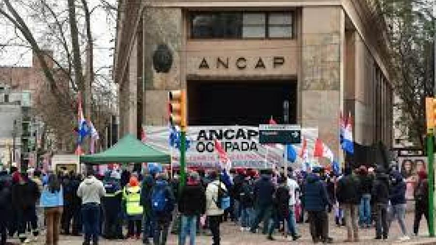 Movilización de FANCAP frente a la sede de la Empresa