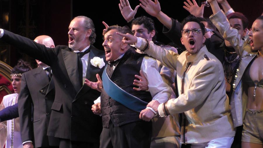 Juan Antonio Saravi como Meneleao y Ariel Cazes como Agamenón y el coro