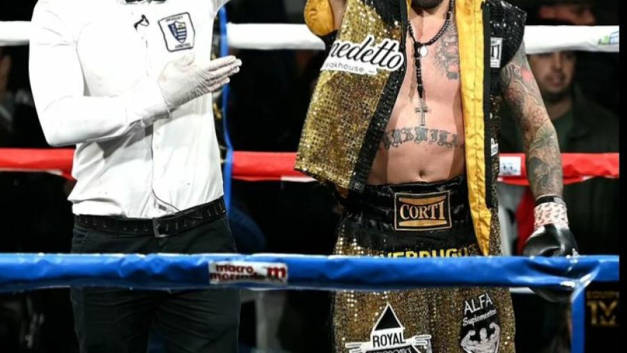 Ganador de la pelea de fondo. Eduardo Abreu