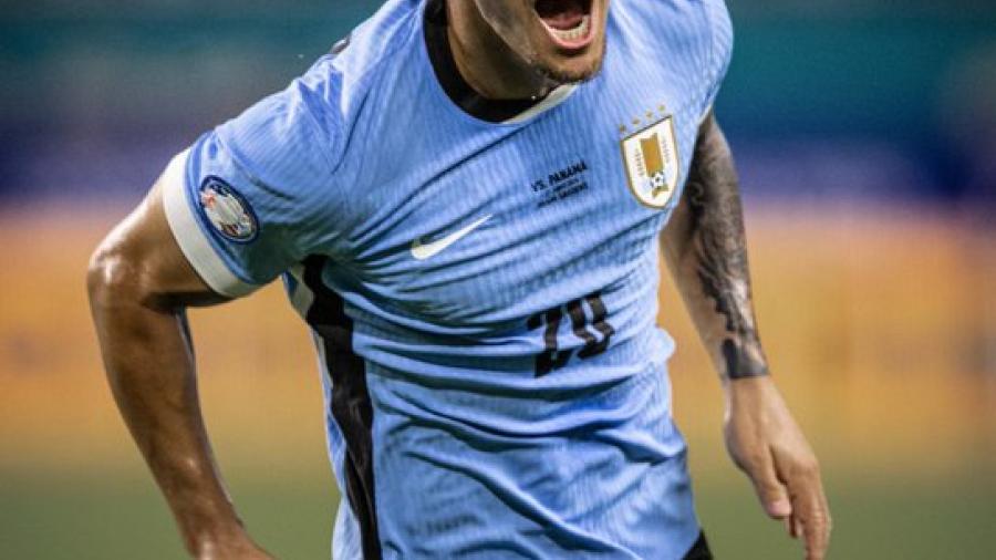 El autor del primer gol uruguayo incia su carrera de celebración. 