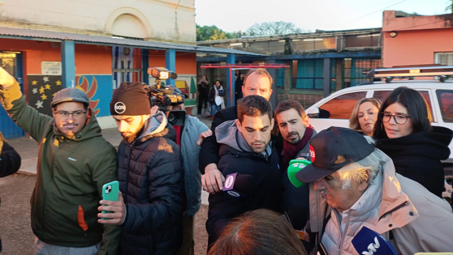 Mujica llega a su centro de votación