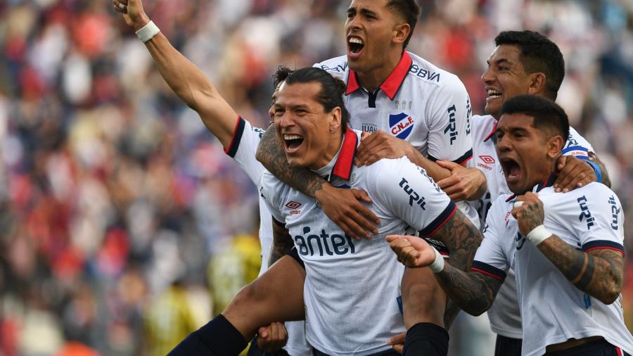 Santander celebra con Oliva en sus hombros y la montaña de compañeros su gol que dio el triunfo. Foto: Sandro Pereyra, Agencia Gamba.  