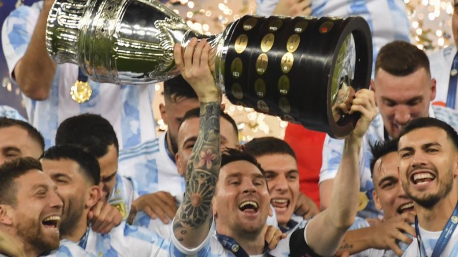 El Campeón de América levanta el trofeo. Gentileza Conmebol