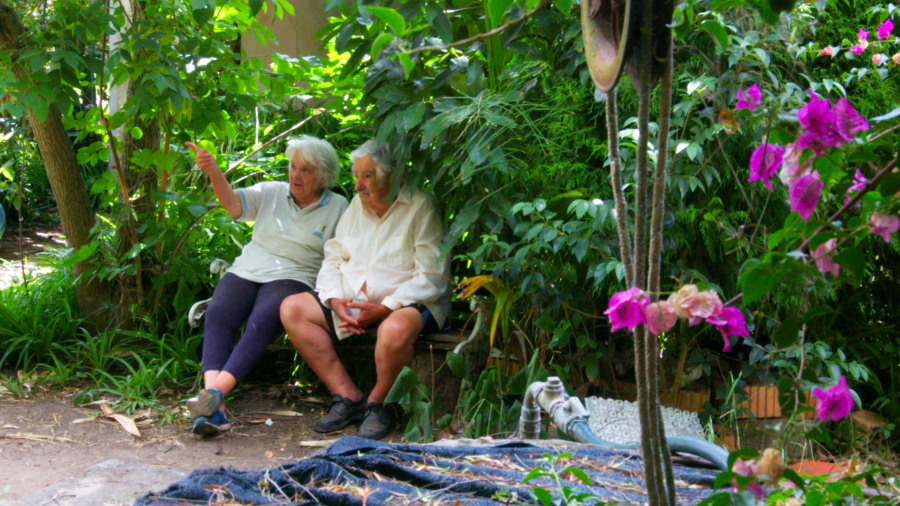 El documental que retrata la vida compartida entre Lucía Topolansky y José "Pepe" Mujica llega hoy a la gran pantalla con un evento homenaje. La obra también se convierte en libro, ampliando el registro de esta historia de amor, militancia y memoria.