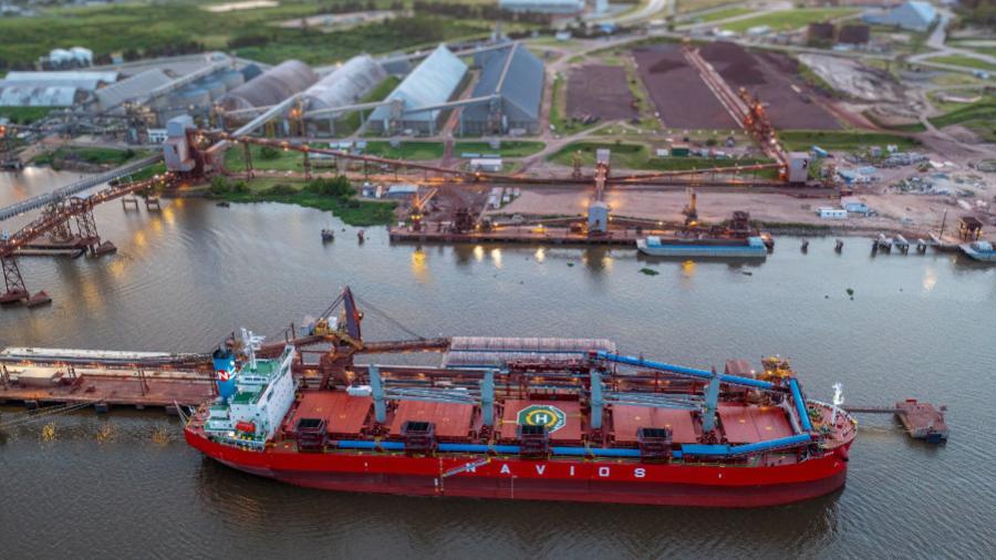 Navios, puerto en la zona franca estatal de Nueva Palmira 