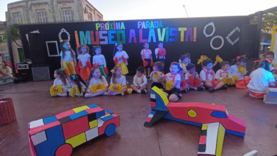 Alumnos de inicial de fiesta