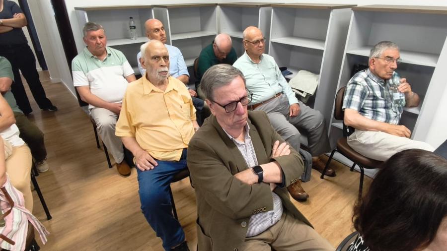 Todos los condenados fueron hallados responsables de reiterados delitos de privación de libertad, abuso de autoridad contra detenidos y lesiones graves, en distintos regímenes de reiteración y concurso, con descuento de la prisión preventiva cumplida y la obligación de afrontar los gastos de manutención establecidos por el Código Penal.