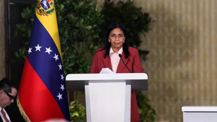 Luego de un ataque militar que dejó civiles fallecidos en distintos puntos del país, el Gobierno venezolano responsabilizó a Estados Unidos y reclamó una prueba de vida inmediata del presidente Nicolás Maduro y de la primera dama Cilia Flores, cuyo paradero se desconoce tras los bombardeos.