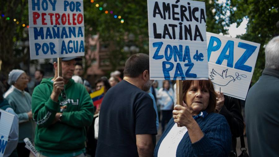 Concentración en Plaza Cagancha de Montevideo en respaldo a Venezuela.