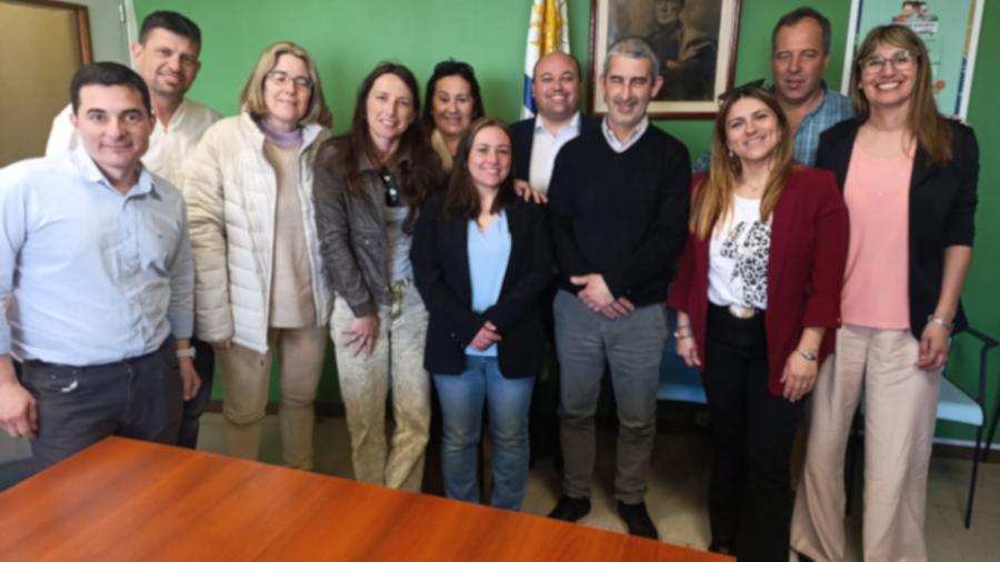 Caggiani reunido con autoridades políticas e integrantes del Liceo