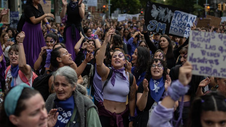 La Secretaría de Género y Feminismos de la Asociación de la Prensa Uruguaya (APU) difundió un comunicado en el que reivindica un 8 de marzo antiimperialista, exige igualdad salarial y reclama condiciones dignas y seguras para las mujeres trabajadoras de la comunicación.