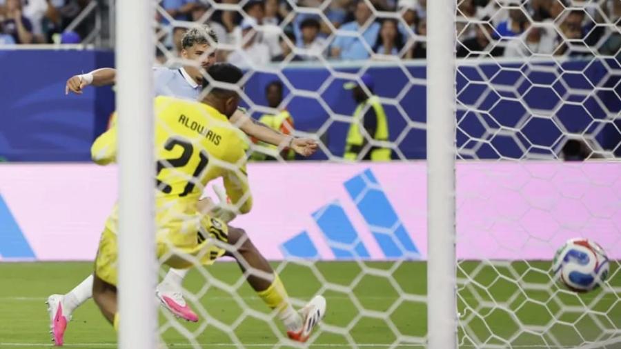 Araujo la manda adentro del arco de Al-Owais para el 1 - 1. Gentileza EFE.