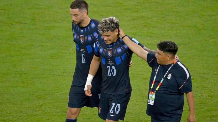 Bentancur y Araujo dos baluartes se van quebrados de la cancha. Foto gentileza EFE