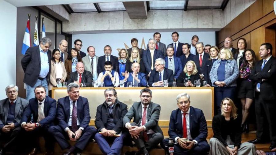 Los partidos que integran la Coalición Republicana anunciaron que no acompañarán en general el proyecto de Rendición de Cuentas enviado por el gobierno de Yamandú Orsi al Parlamento, al considerar que refleja los resultados de "un año de mal gobierno". No obstante, adelantaron que participarán en la discusión de cada uno de los artículos y presentarán propuestas de modificación.  El anuncio fue realizado este jueves en conferencia de prensa por dirigentes de la oposición. El senador del Partido Nacional, Ja
