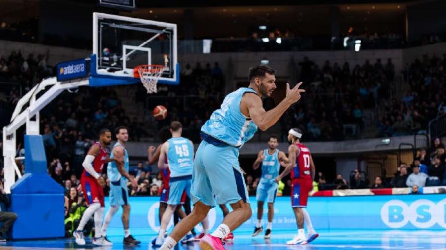Iglesias de los mejores "celestes" anota triple en la primera etapa. Foto FIBA Americas Enzo Santos.  