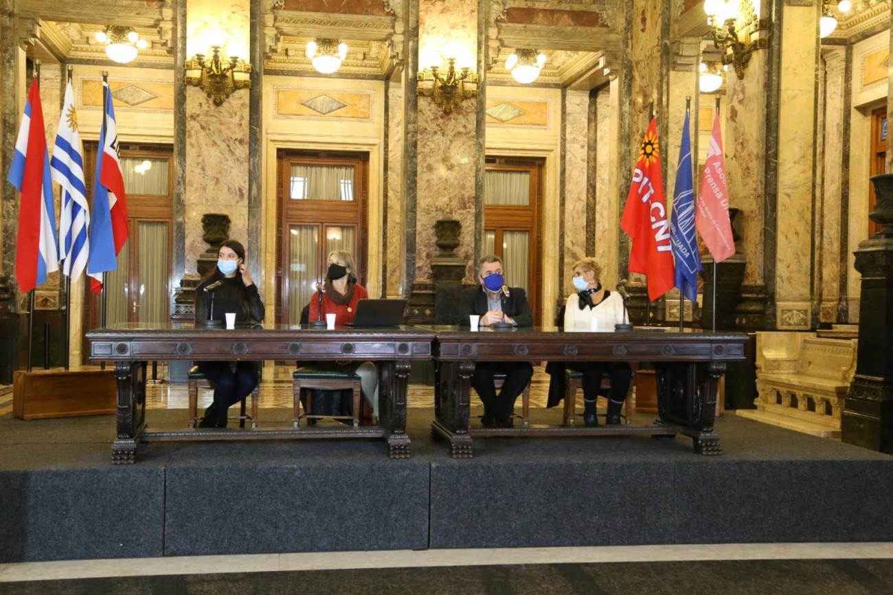 Vista de la mesa del conversatorio