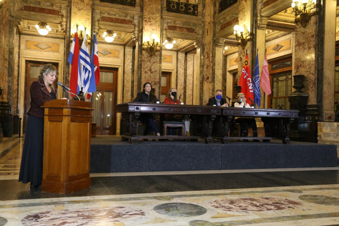 La periodista Georgina Mayo presentando a los expositores