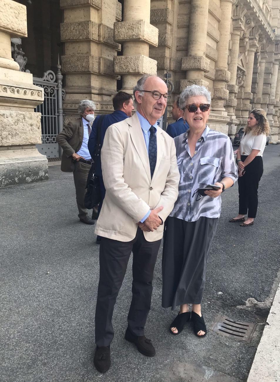 Embajador de Uruguay en Italia, Ricardo Varela y Cristina Mihura una de las denunciantes