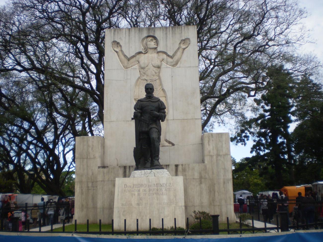 Pedro de Mendoza. Plaza Lezama