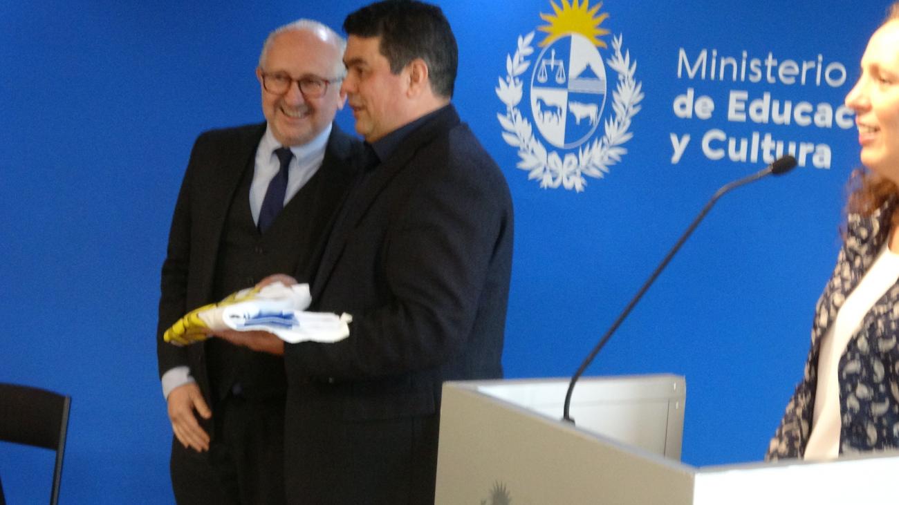 Maestro Ariel Britos con el Ministro de E. y Cultura