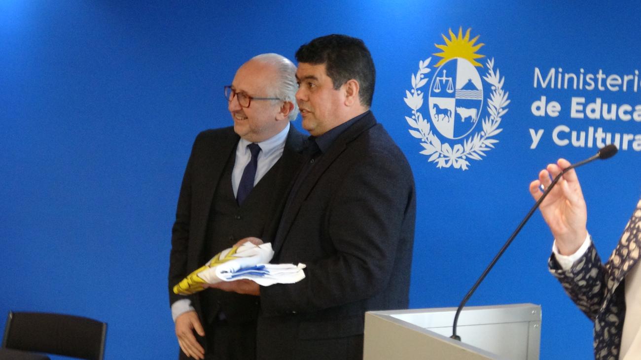 Ministro del MEC le entrega el pabellón nacional a Ariel Britos