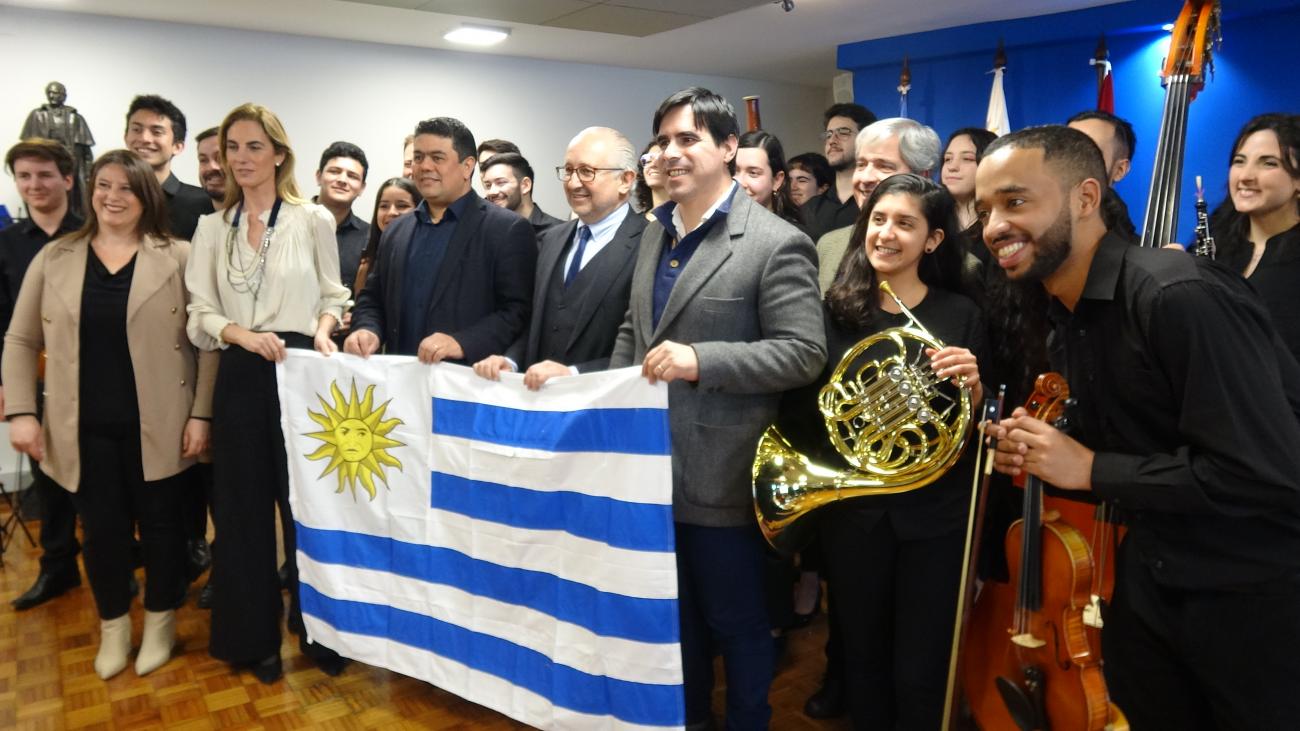 Orquesta con autoridades nacionales