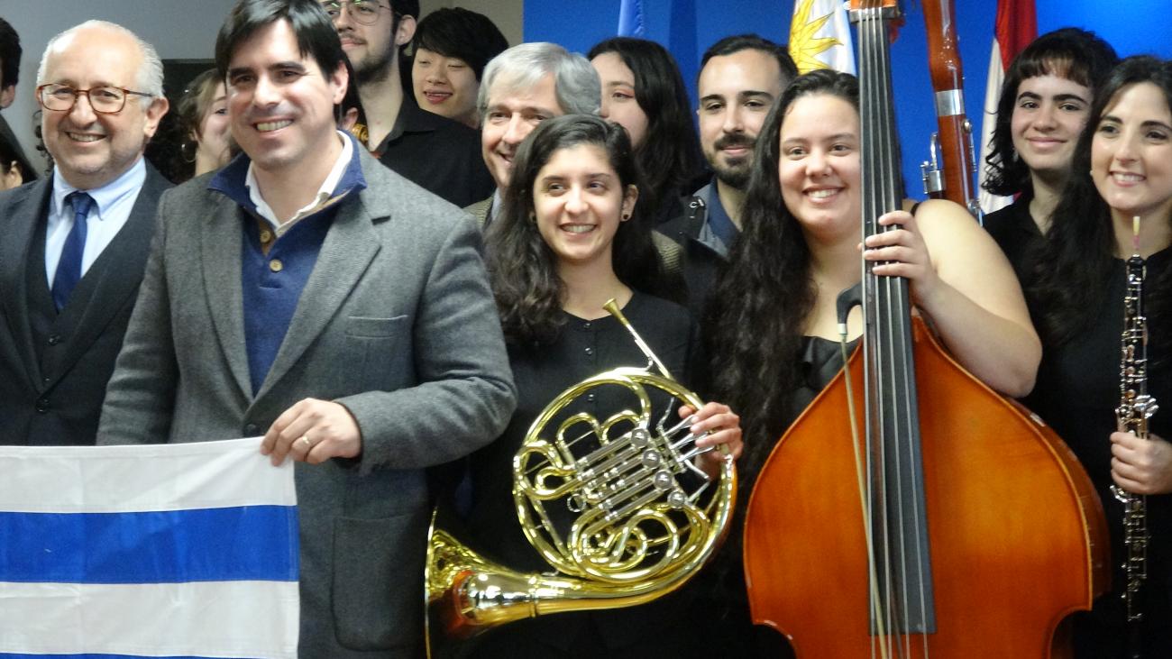 Orquesta con autoridades nacionales