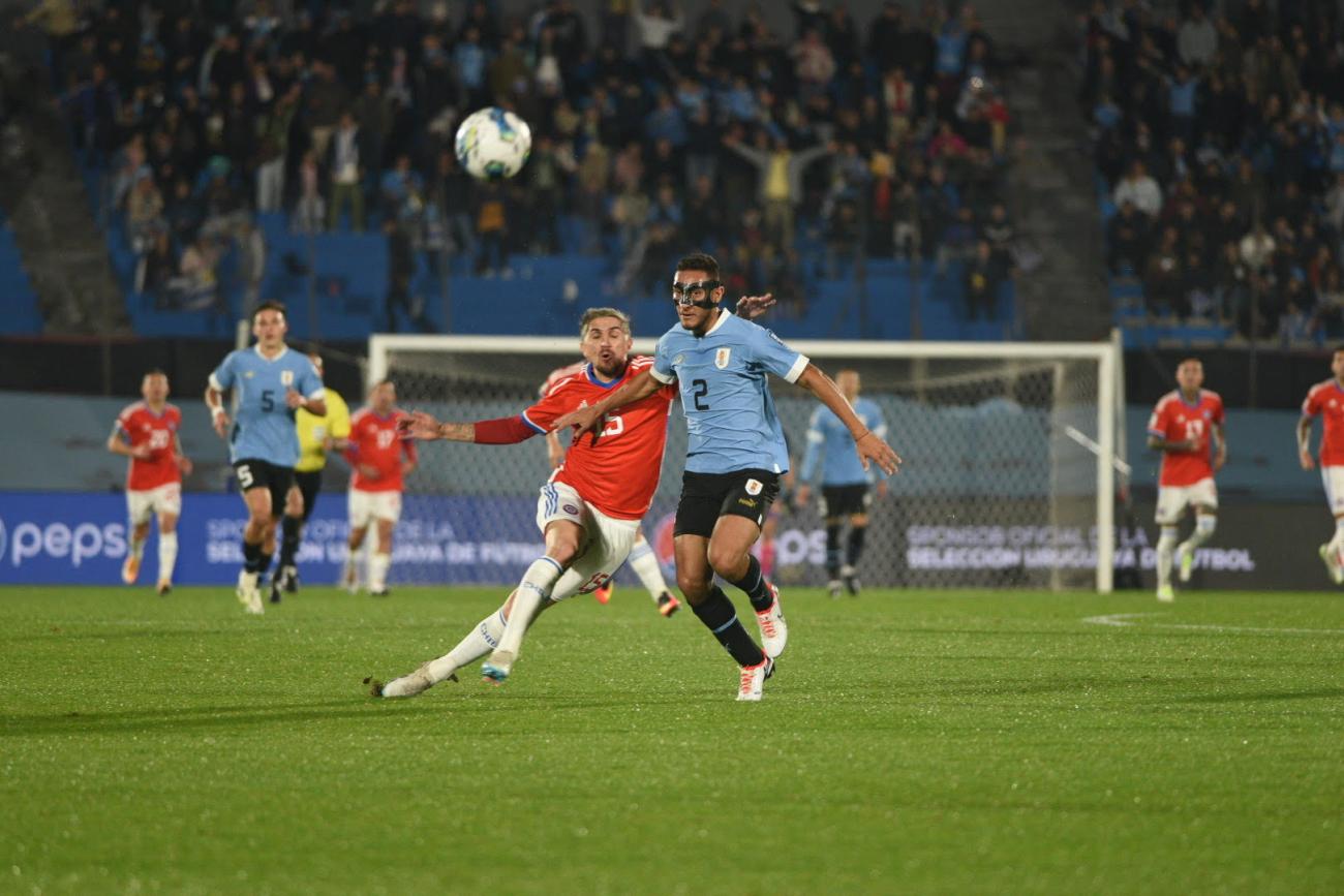 Cáceres y la mirada fija en el balón. 