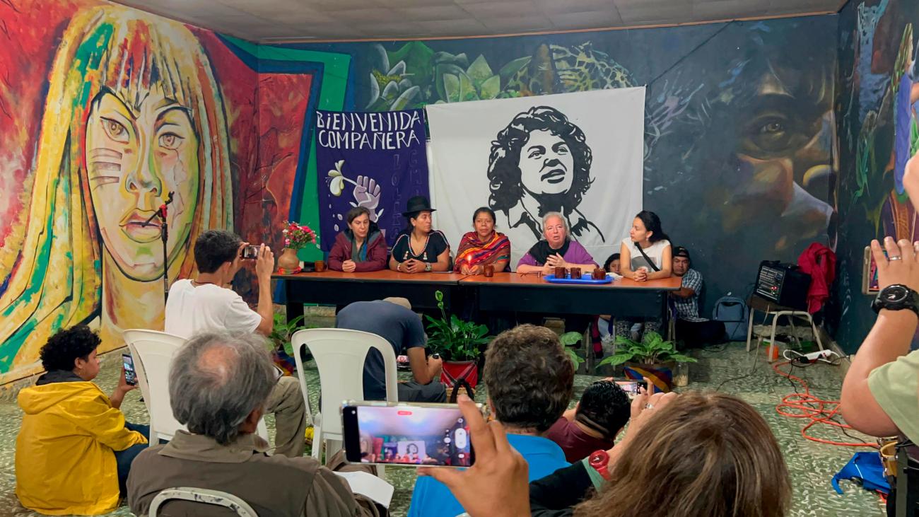 Lolita Chávez y algunas integrantes de la delegación junto a Berta Zúñiga Cáceres en el Centro Utopía en Honduras - Copinh