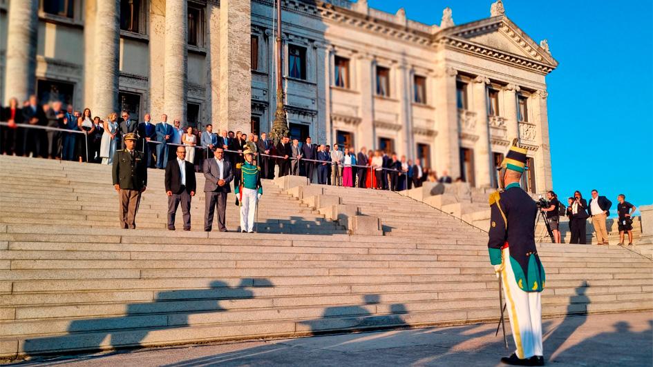 Autoridades del Parlamento en las escalinatas del Palacio Legislativo