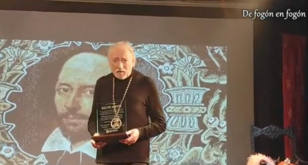 Entrega de reconocimiento de AGADU a Walter Acosta