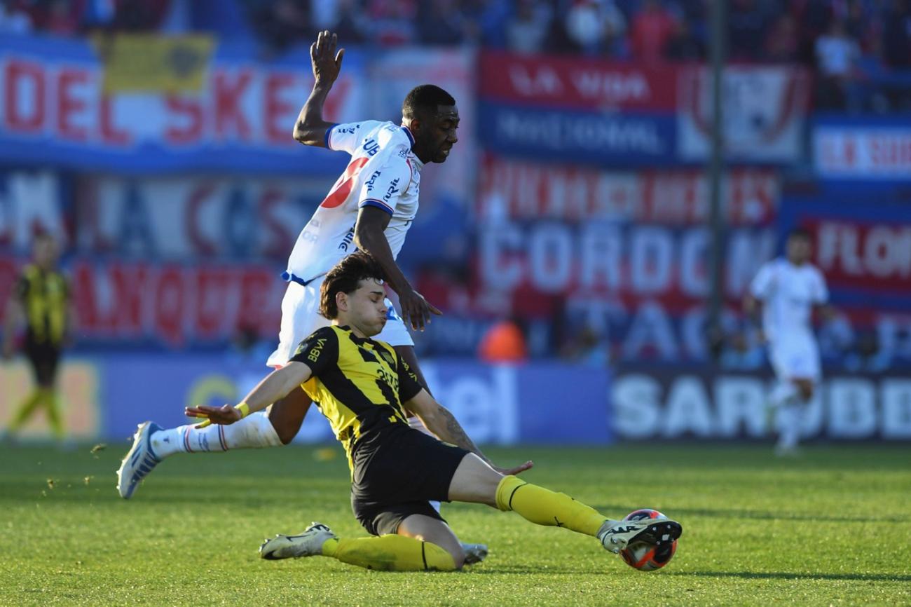 Carneiro ante Herrera figura del aurinegro. Sandro Pereyra Agencia Gamba