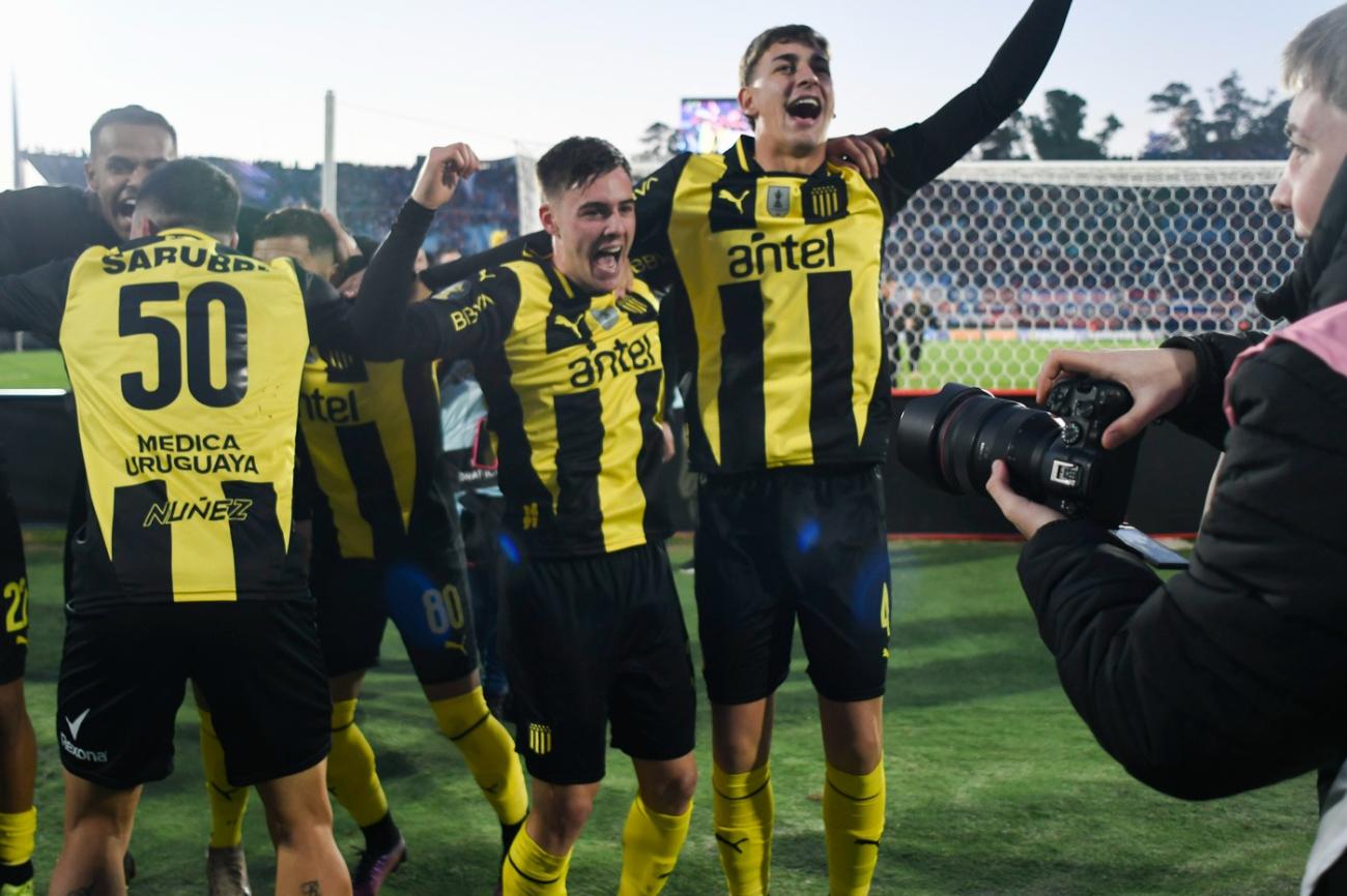 Festejo aurinegro. Foto: Sandro Pereyra Agencia Gamba