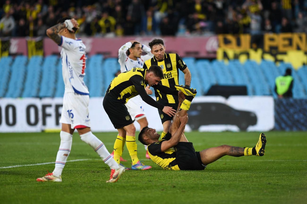 Maximiliano Olivera asistido luego de su intervención ante Villalba evitando el gol. Foto Sandro Pereyra Agencia Gamba