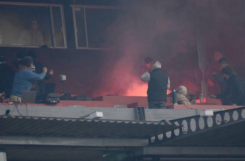 Bengala en zona de prensa. Redes. 