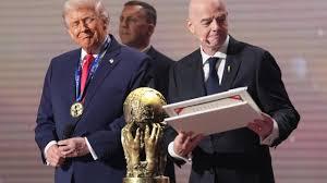 Infantino entrega a Ttump la distinción. AP. 
